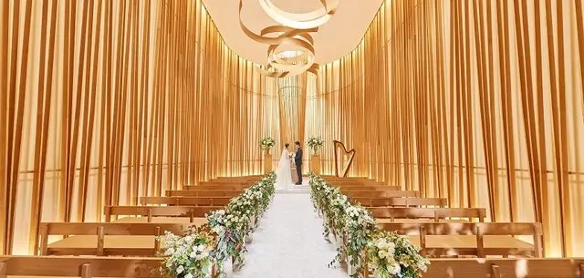 木の曲線が美しいチャペルで特別な挙式を