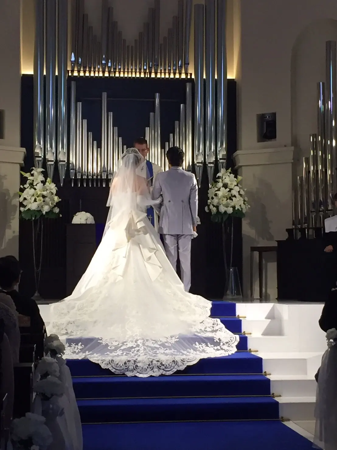 青いバージンロード 手作りdiyで大好きを詰め込んだ結婚式 アニヴェルセル 江坂の結婚式レポ みんなのウェディング