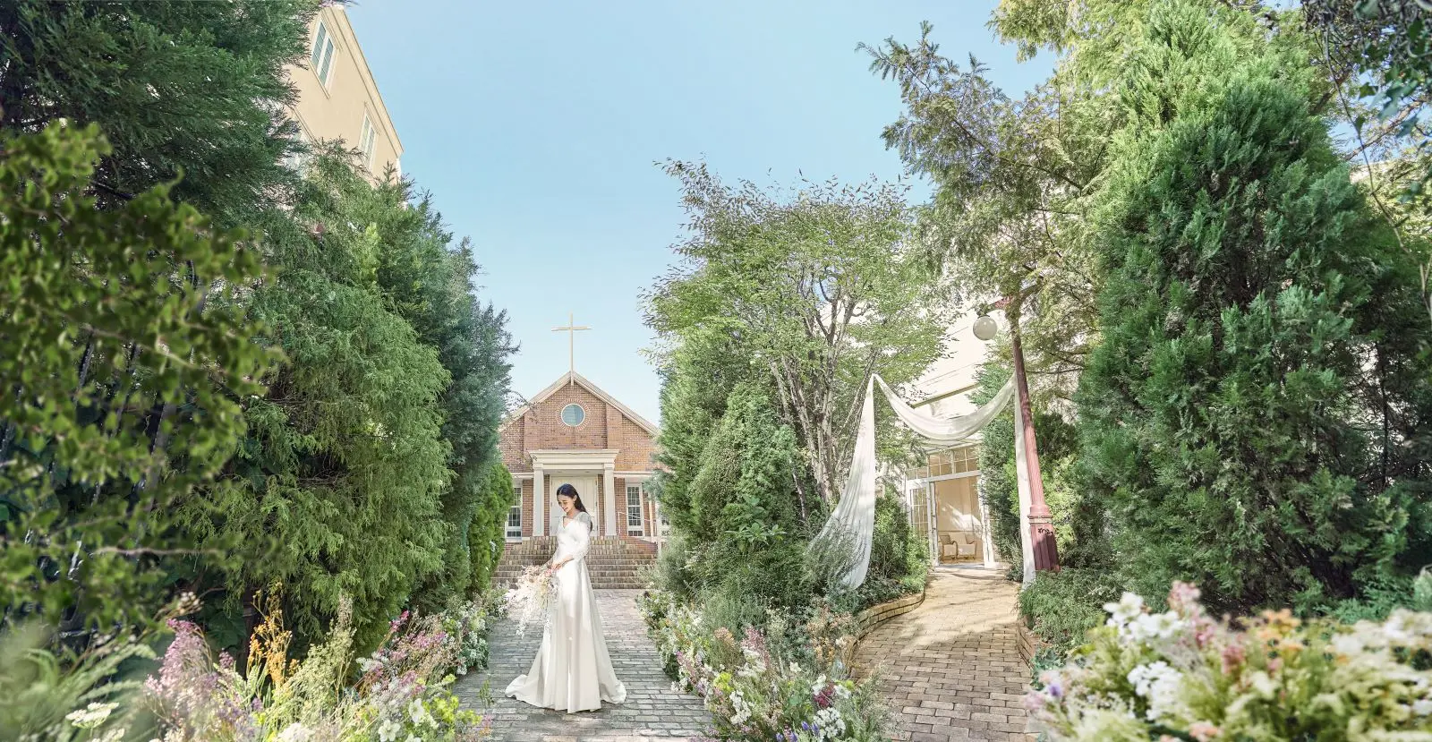 【グラングリーンすぐ】温かみのあるレンガ造り独立チャペル×選べる2つの全天候型ガーデン付き披露宴会場