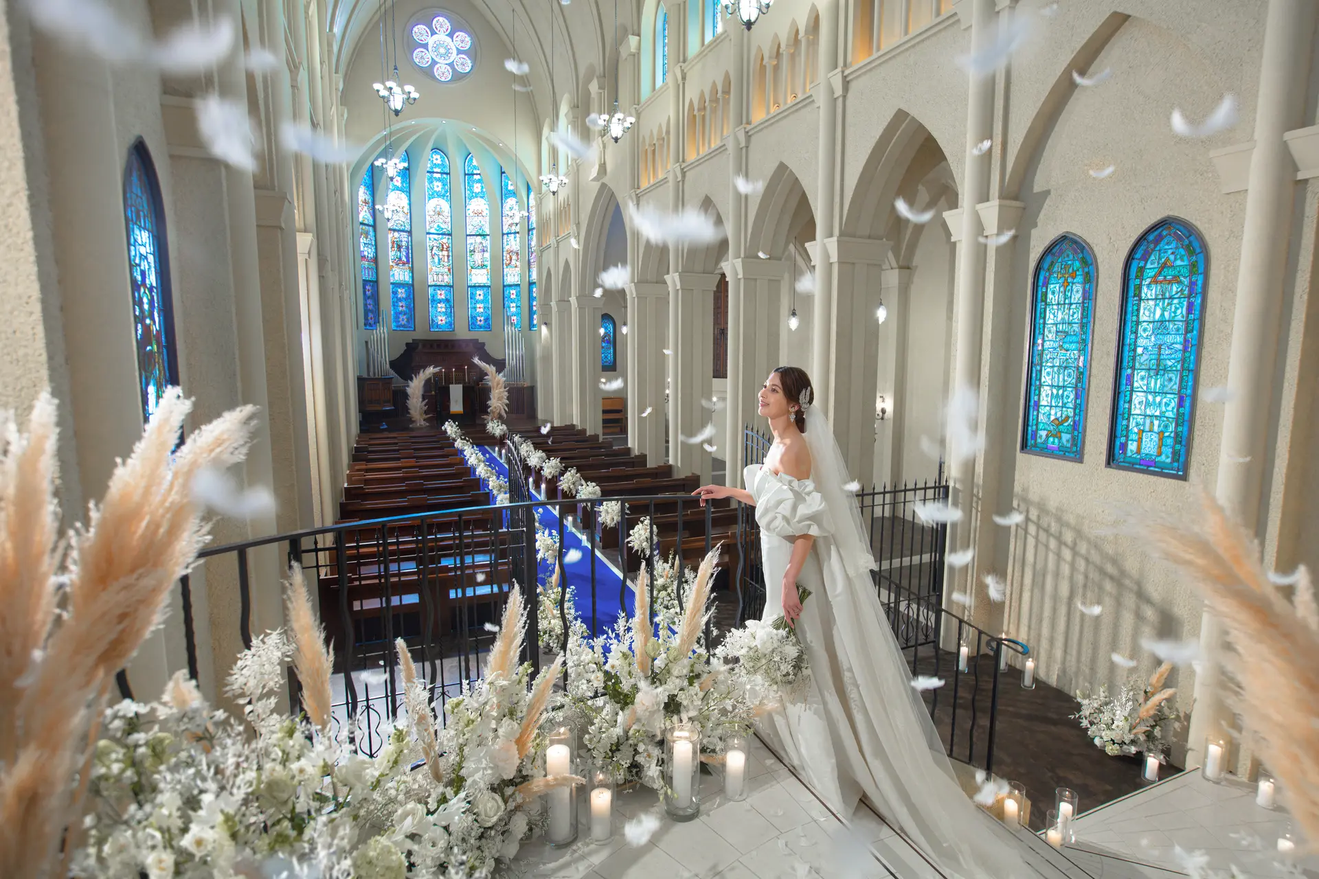 日本でも珍しい階段入場が叶う大聖堂。ブルーのステンドグラスから差し込む光に包まれた感動挙式を体感して
