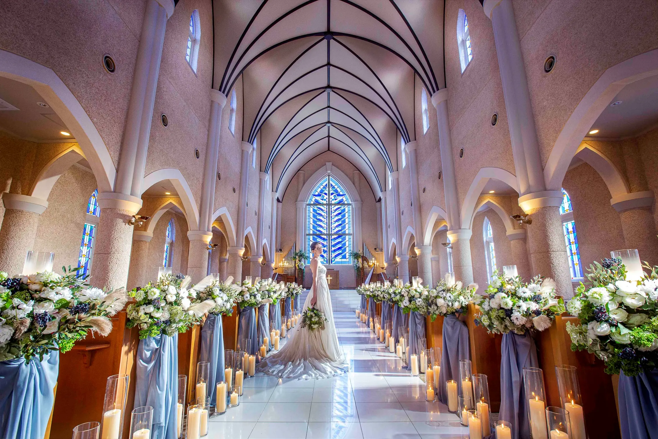 【姫路最大級の大聖堂】青のステンドグラスが輝く独立型チャペルで感動の挙式