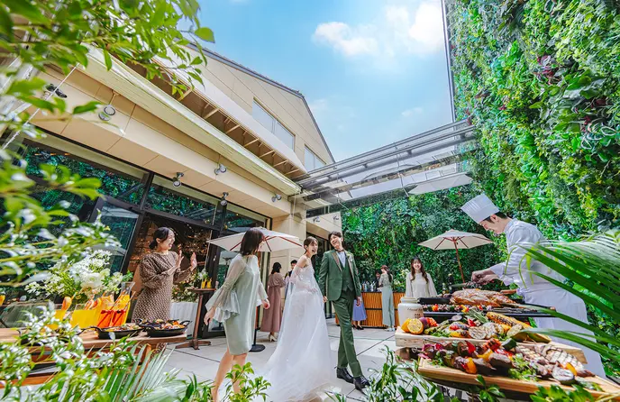緑あふれる森のリゾートで叶う少人数～130名の結婚式。館内ドレスサロンで支度も安心の一日