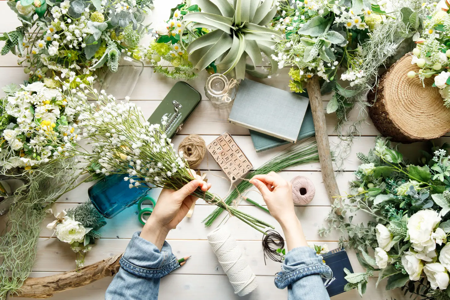 こだわりの装花やペーパーアイテムがおしゃれ！テーブルコーディネートも自分の好きな色に飾ろう♪