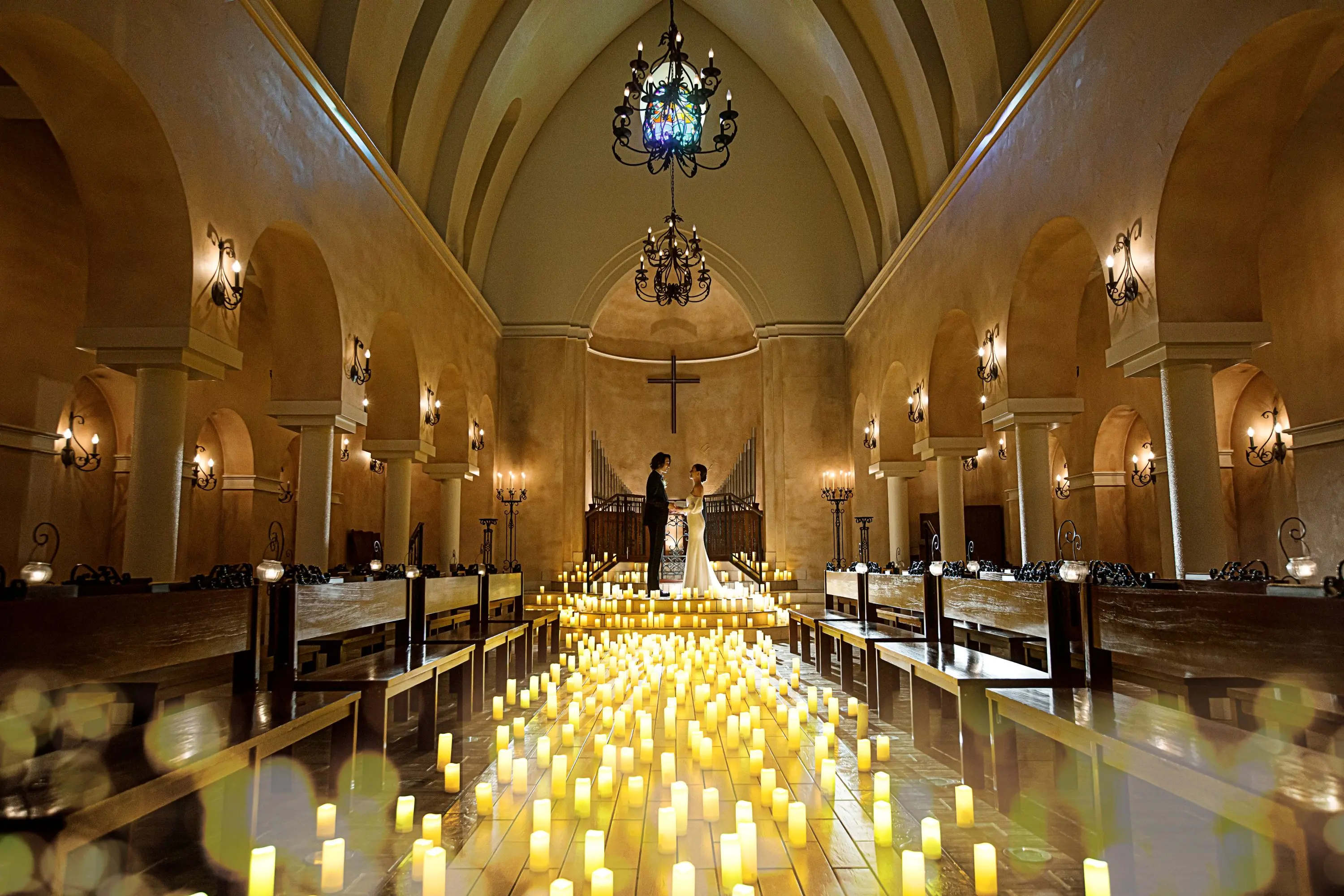 火曜限定【見学で夢の国ペアチケット】霜降り特選牛×天然真鯛コース料理付＆模擬挙式