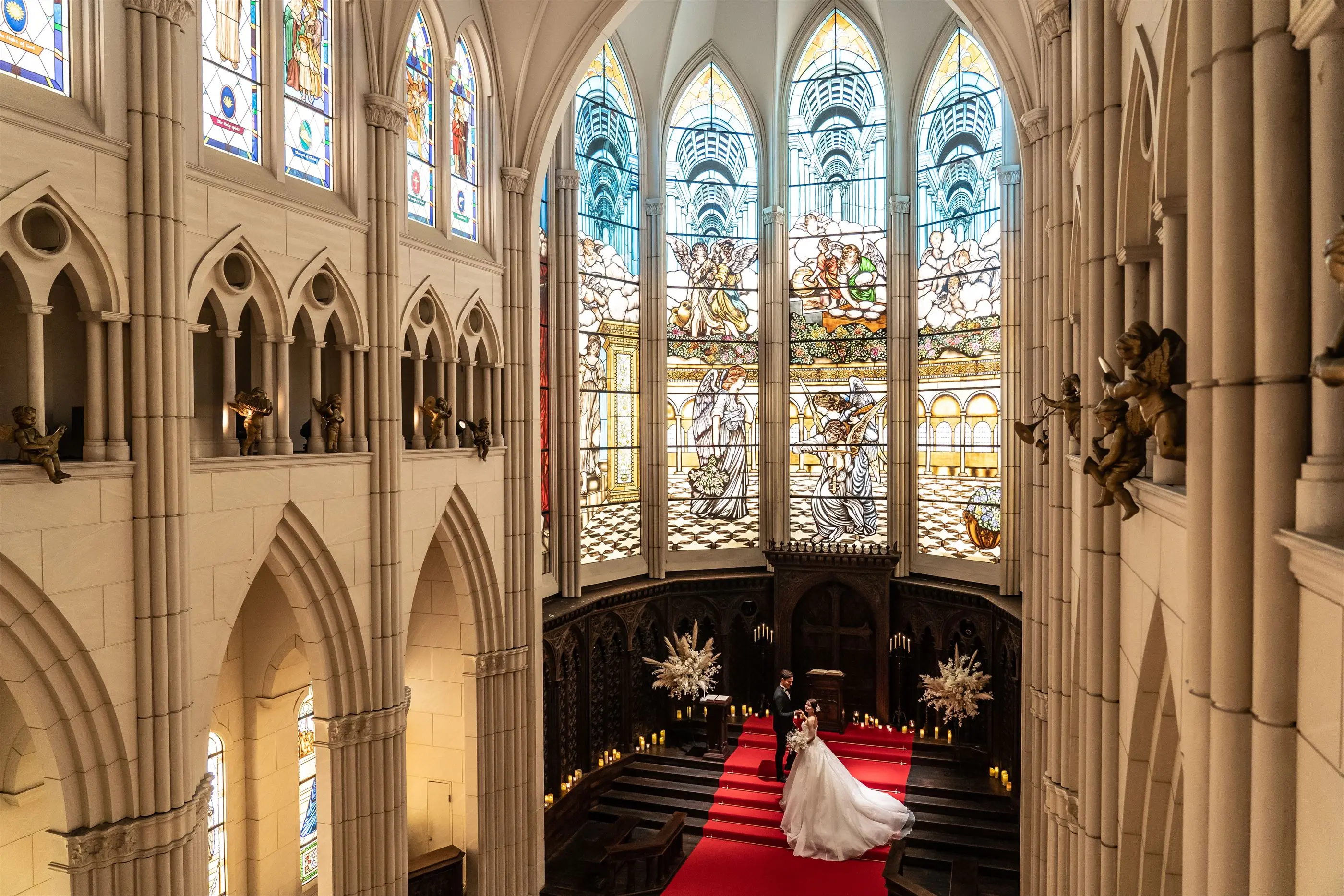 【本物のステンドグラスが彩る圧巻の大聖堂】荘厳なパイプオルガンの音色に包まれる記憶に残る瞬間を