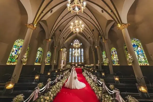 札幌・宮の森の200年の大聖堂で叶える結婚式。ステンドグラスに包まれ誓う一生ものの感動挙式