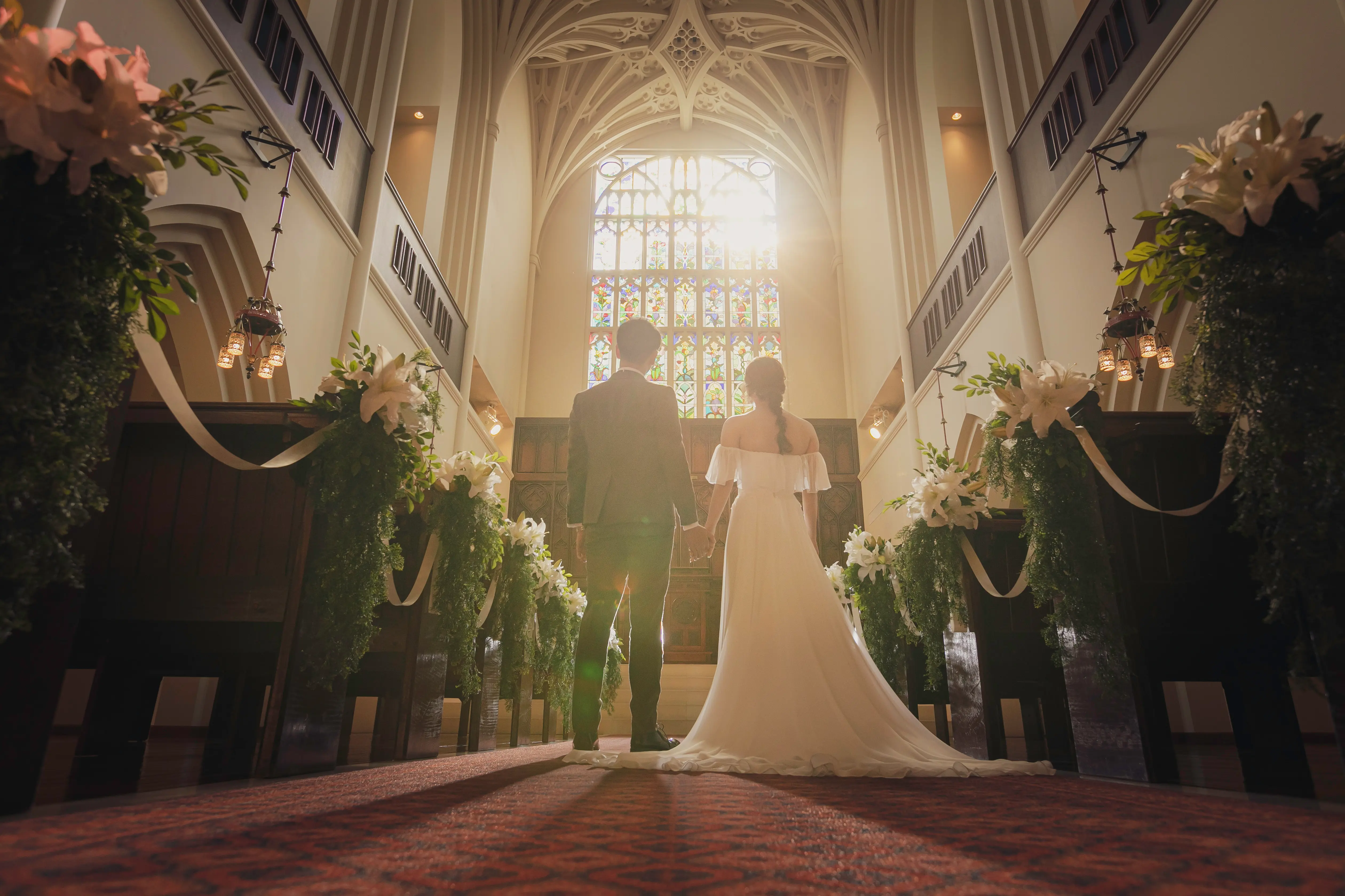 【大聖堂でフォトウェディング】ステンドグラスが輝く本格大聖堂で想い出の一枚