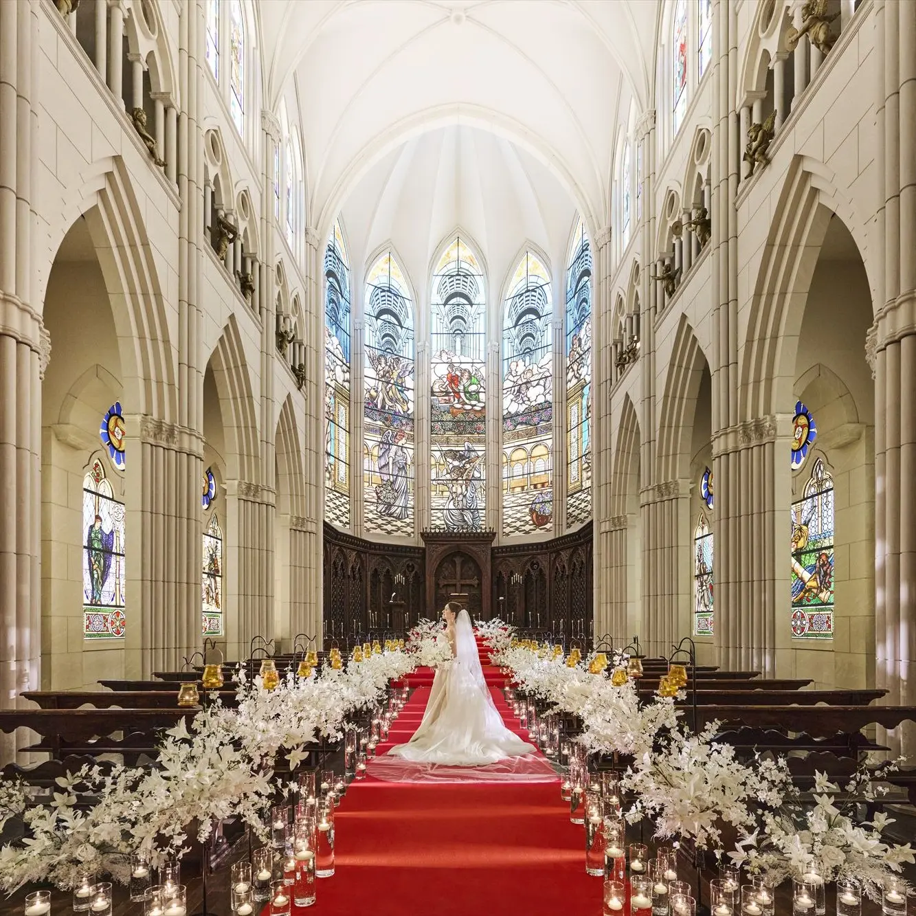 【本物のステンドグラスが彩る圧巻の大聖堂】荘厳なパイプオルガンの音色に包まれる記憶に残る瞬間を