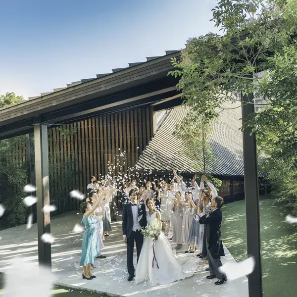 あの隈研吾氏が設計！「森の光教会」が美しすぎると話題。アート空間での挙式体験を、最新フェアでチェック