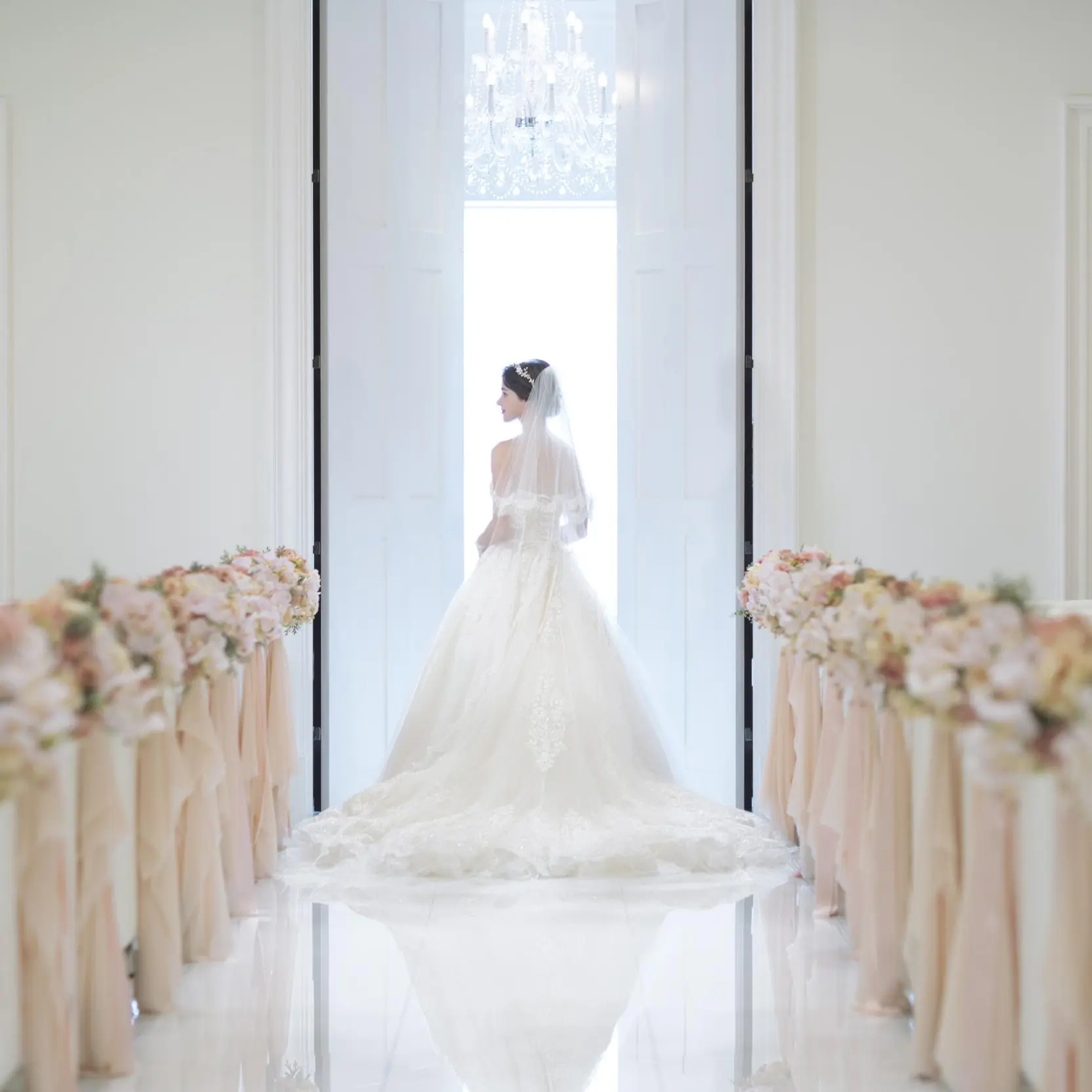 感動挙式をフェアで公開☆白亜の大聖堂は天井高10m、バージンロード12m、明るく開放的な空間☆