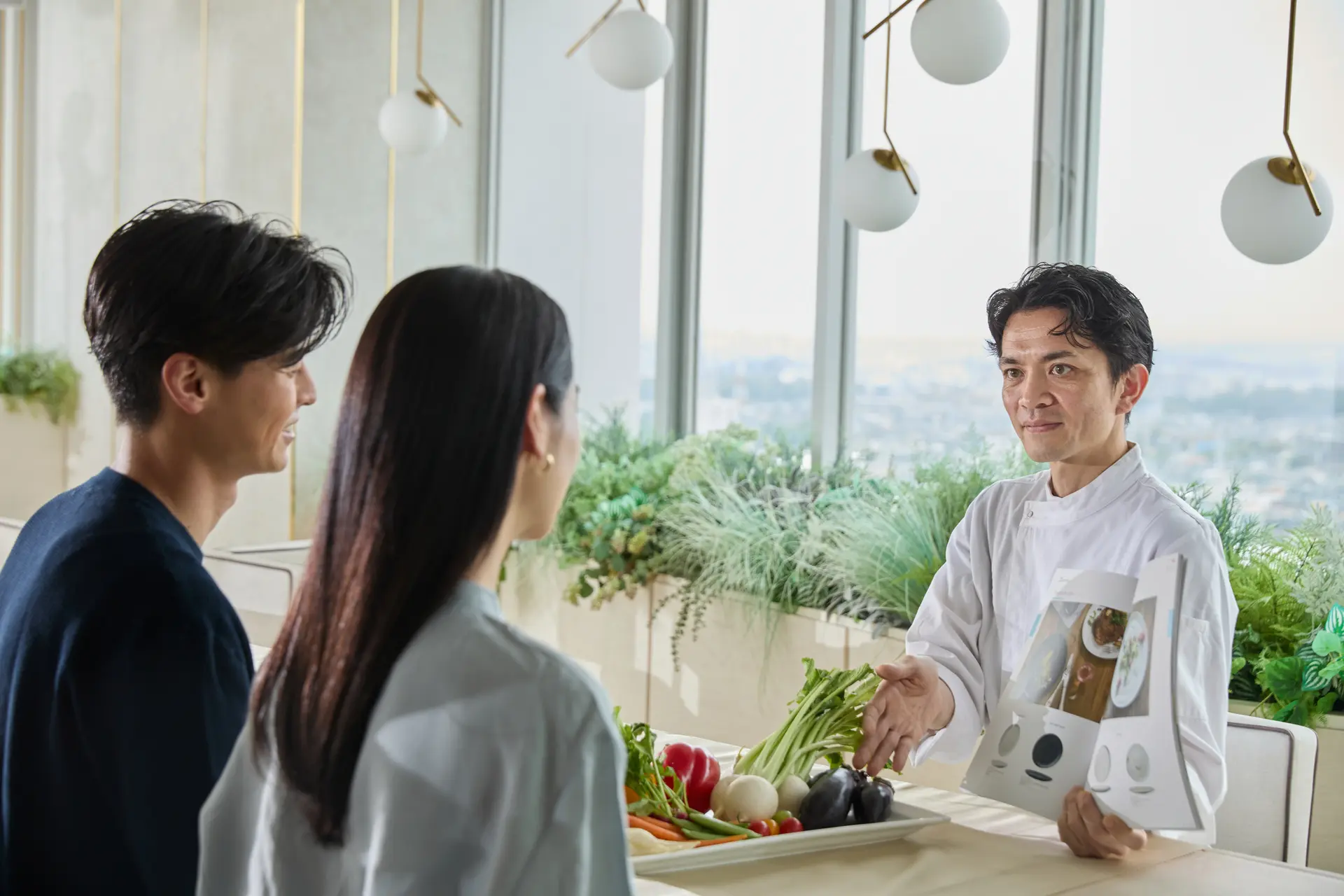 【お料理重視の方必見】オープンキッチンのライブ感と美景を貸切に！おふたりのオリジナルメニュー考案◎