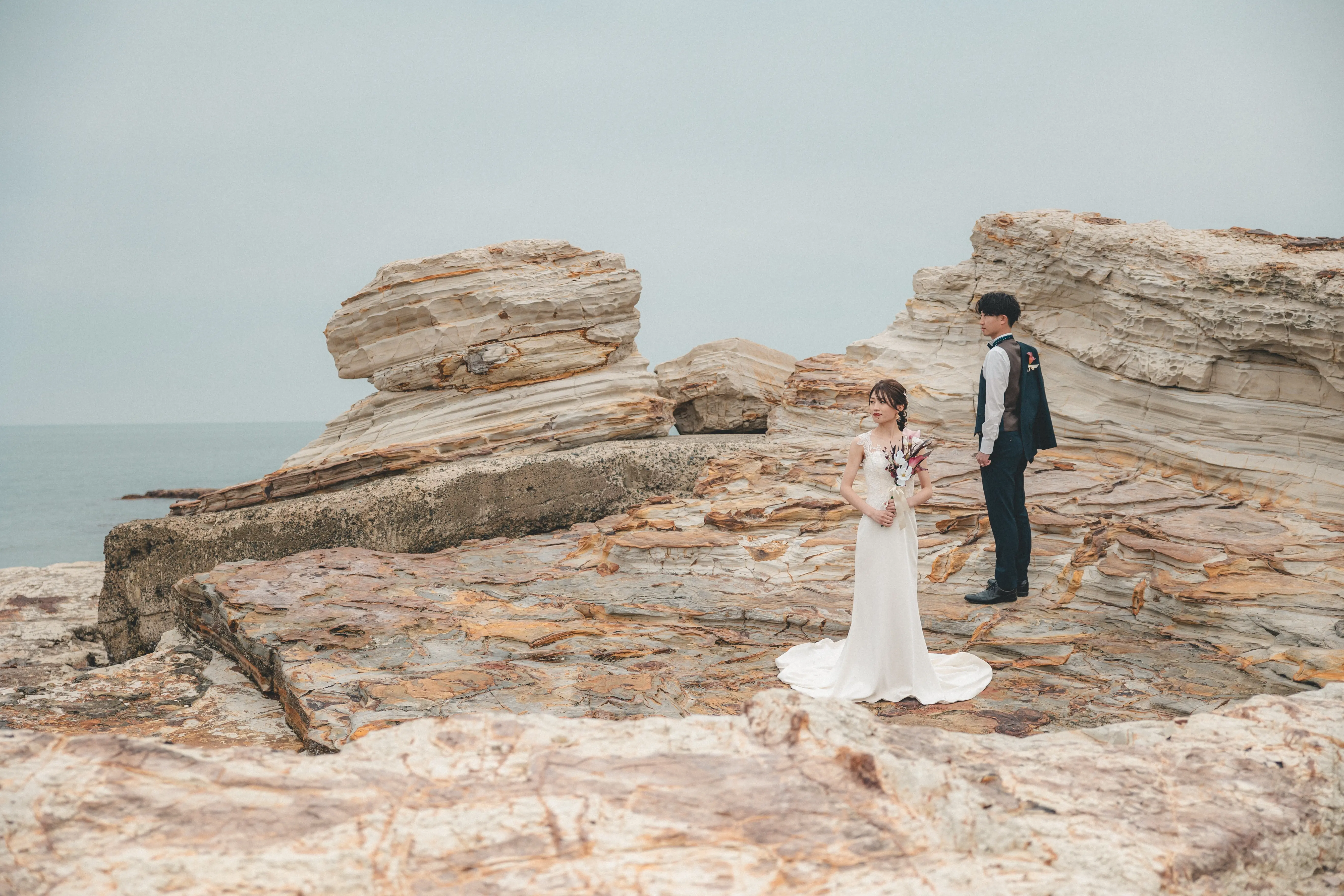【結婚式レポート】前撮りの一日も特別に。人気の海ロケのカップルのレポートを紹介します。