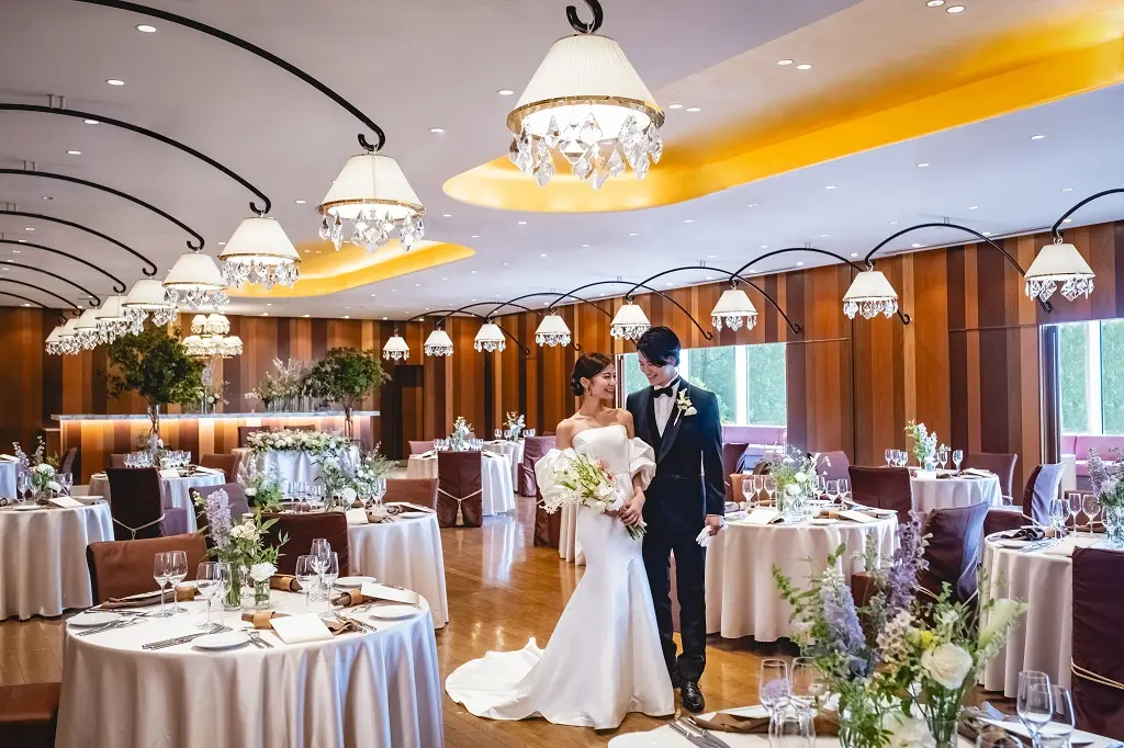 道庁赤れんが庁舎前ロケーション　木を使った温もりを感じる雰囲気と 会場の窓から見える景色が素敵！