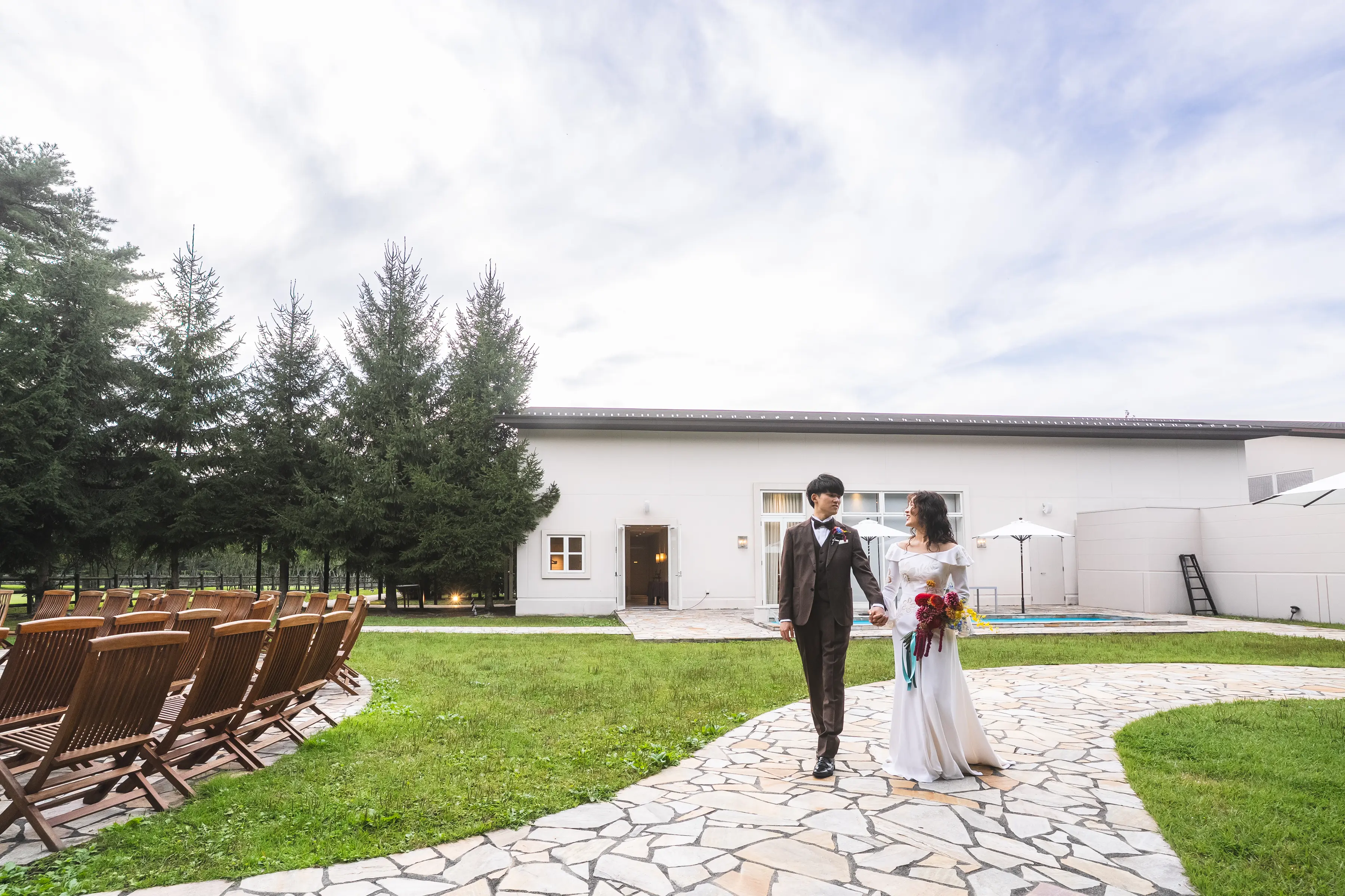 青空と大自然に包まれたガーデンで大切なゲストと過ごす特別な1日*ウエディングレポートをチェック！