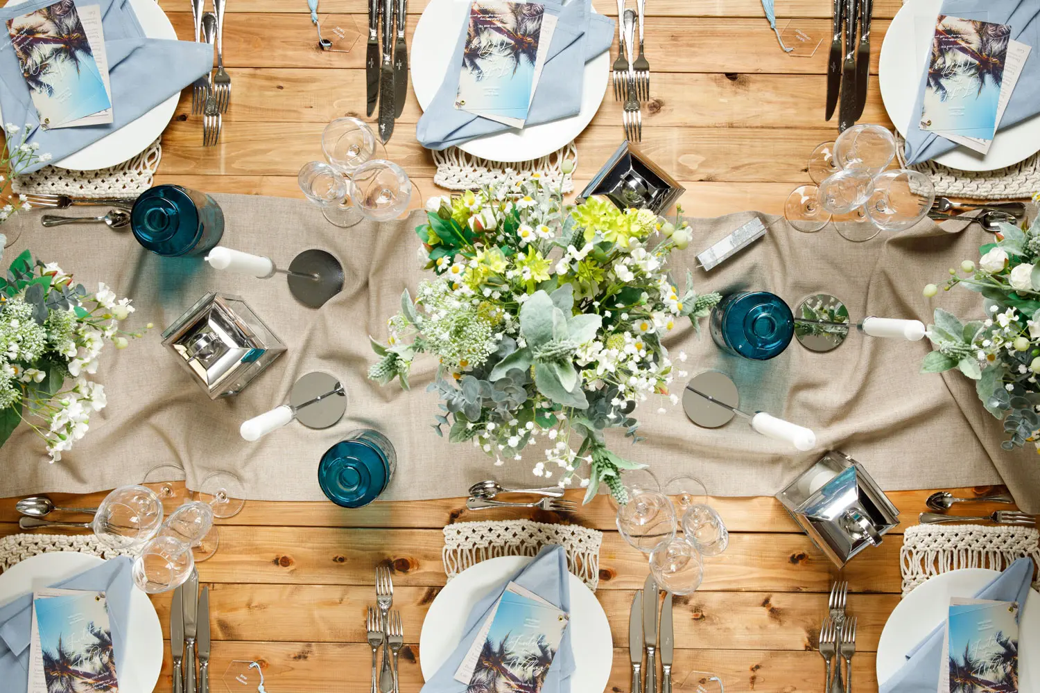 こだわりの装花やペーパーアイテムがおしゃれ！テーブルコーディネートも自分の好きな色に飾ろう♪