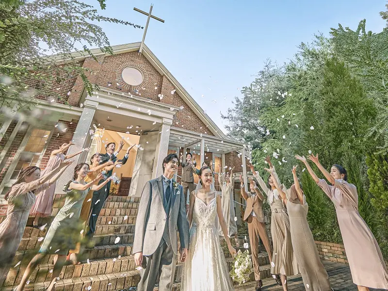 【グラングリーンすぐ】温かみのあるレンガ造り独立チャペル×選べる2つの全天候型ガーデン付き披露宴会場