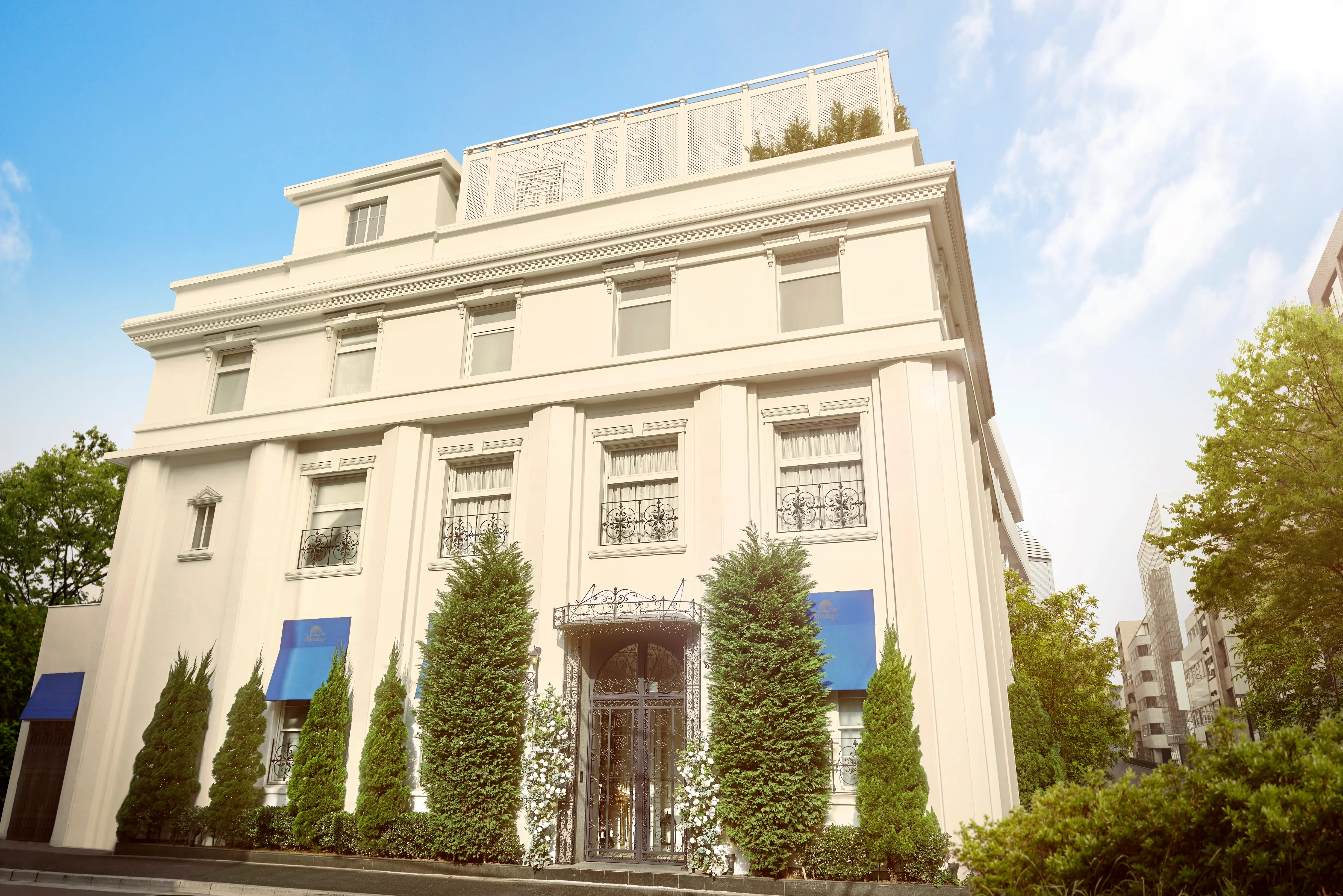 【立地で選ぶならココ！】東京駅エリア×貸切ゲストハウス◆青ステンドが輝くプライベートウェディング