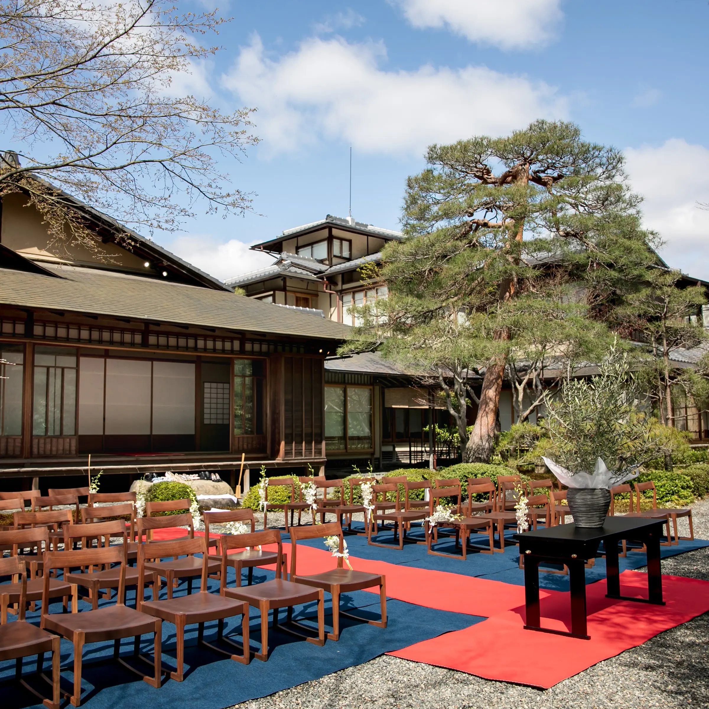 数寄屋造り屋敷を背に、七代目小川治兵衛による日本庭園で叶う贅沢な挙式