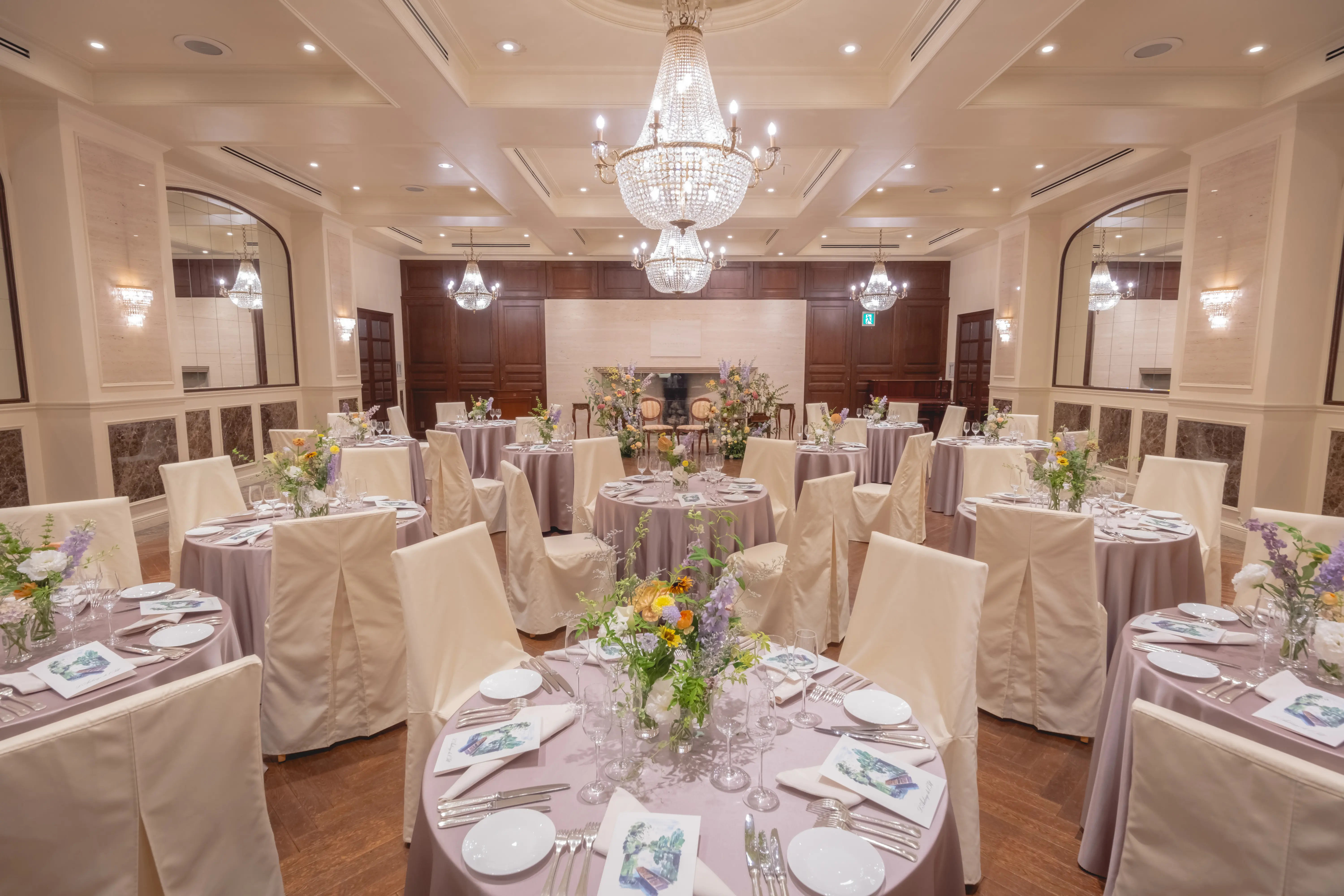 ひらまつだからこそ！おもてなしのプロスタッフが満足度の高い一日をお手伝いします。