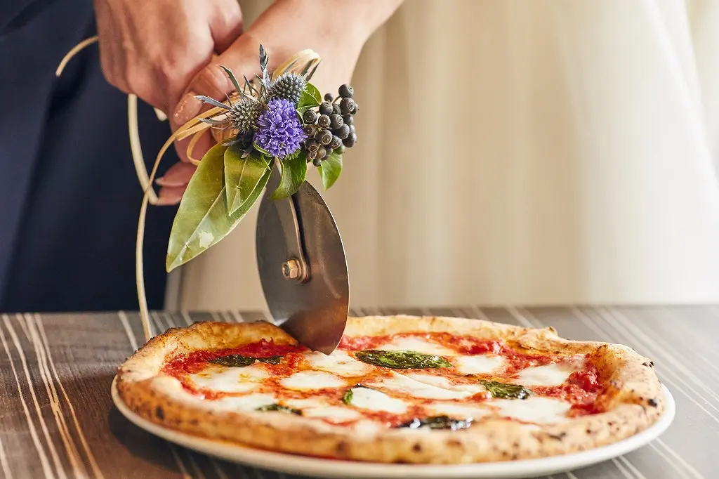 大丸東京13階を貸切。持ち込みや演出も自由に、お二人らしい個性が光る一日を最上階の開放感の中で。