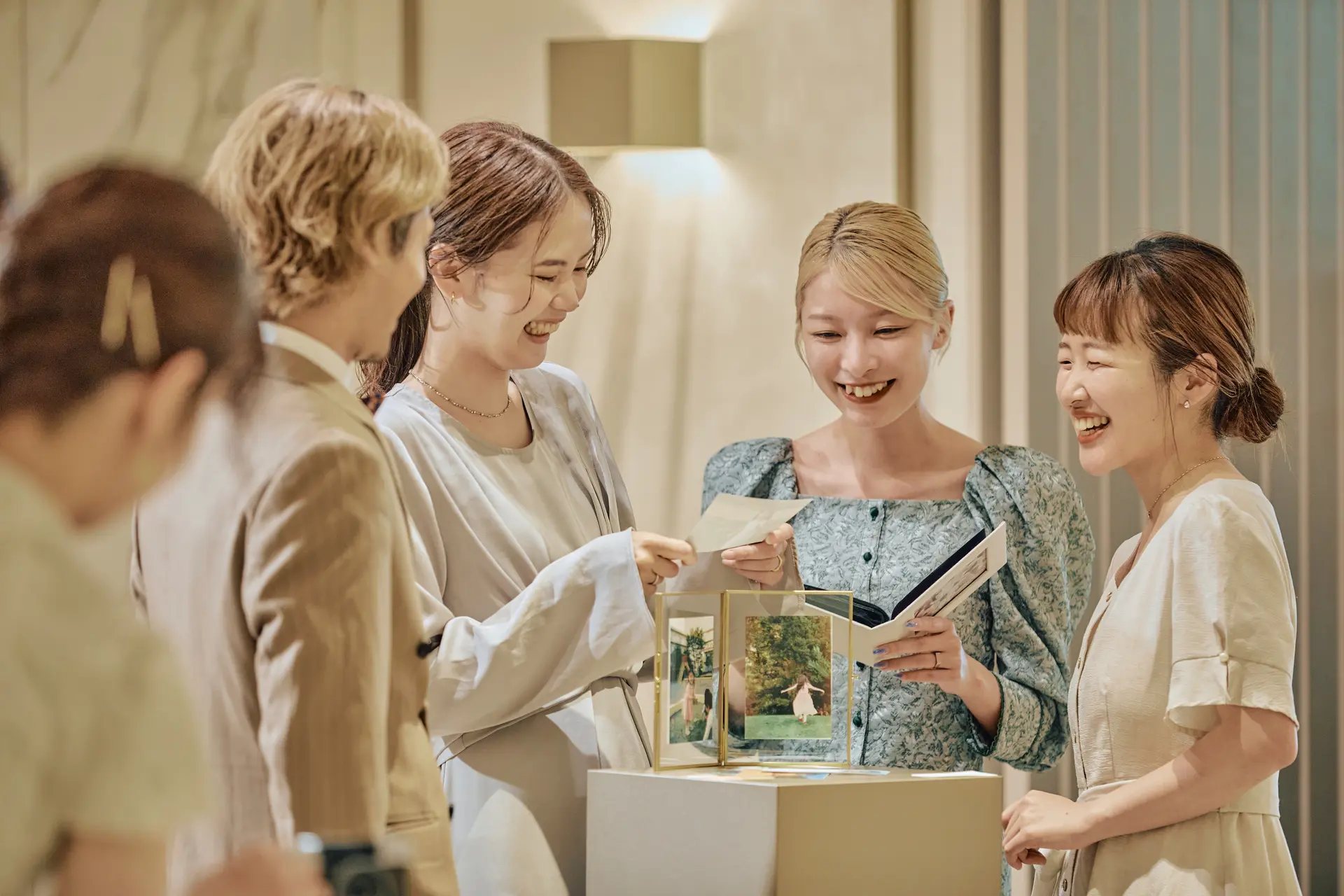 【人生の展示台 ＆ レターギャラリー】人生を表現するアイテム展示と 2人の溢れる想いを専用のポストへ