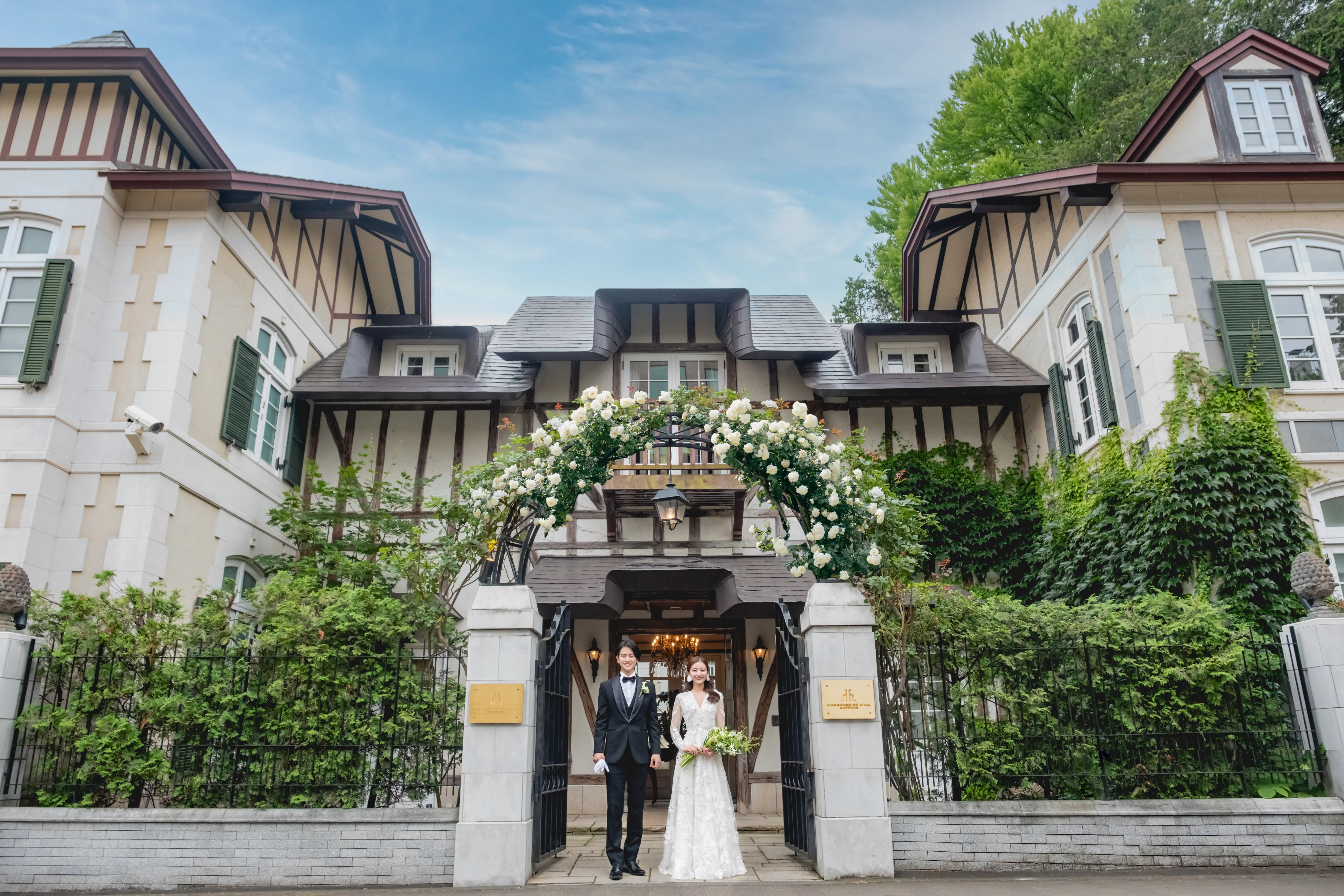 映画に出てくるようなラグジュアリーな館内。アンティークの調度品が非日常を演出。