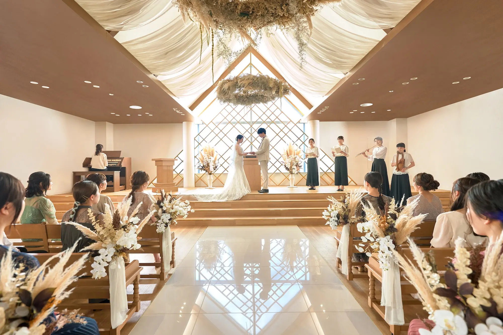 自然素材が息づく癒しのチャペル――木と漆喰が描く温かな誓いの舞台