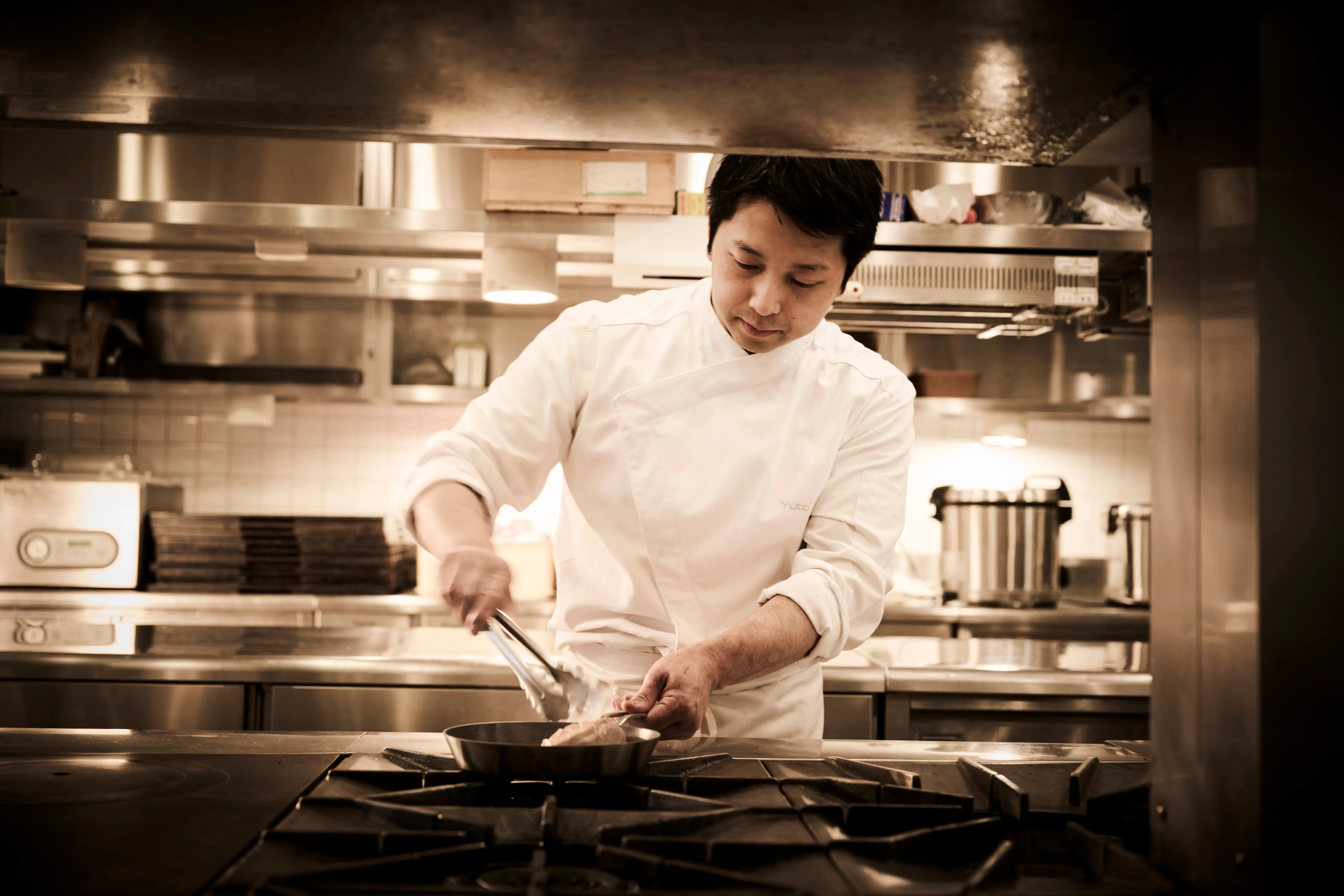 長きに渡りミシュランで星を獲得し続けたフランス本店。継承したお料理でおもてなし。