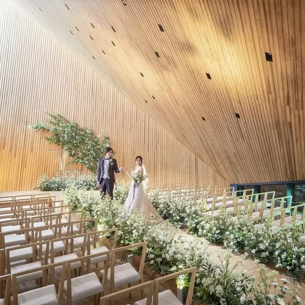 あの隈研吾氏が設計！「森の光教会」が美しすぎると話題。アート空間での挙式体験を、最新フェアでチェック