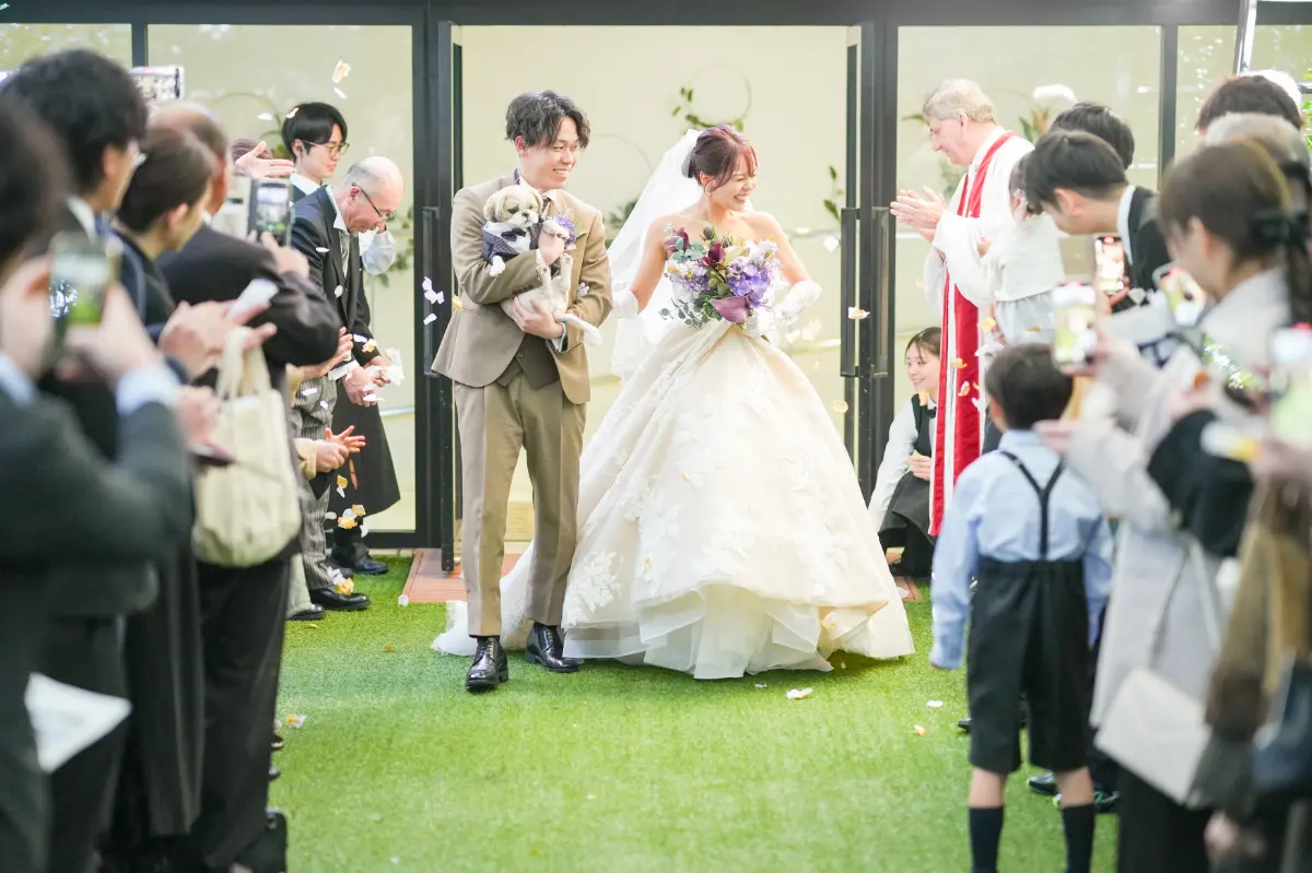 【先輩カップルレポート】大切な家族の愛犬と一緒に結婚式を♪型にハマらないオリジナル貸切ウェディング