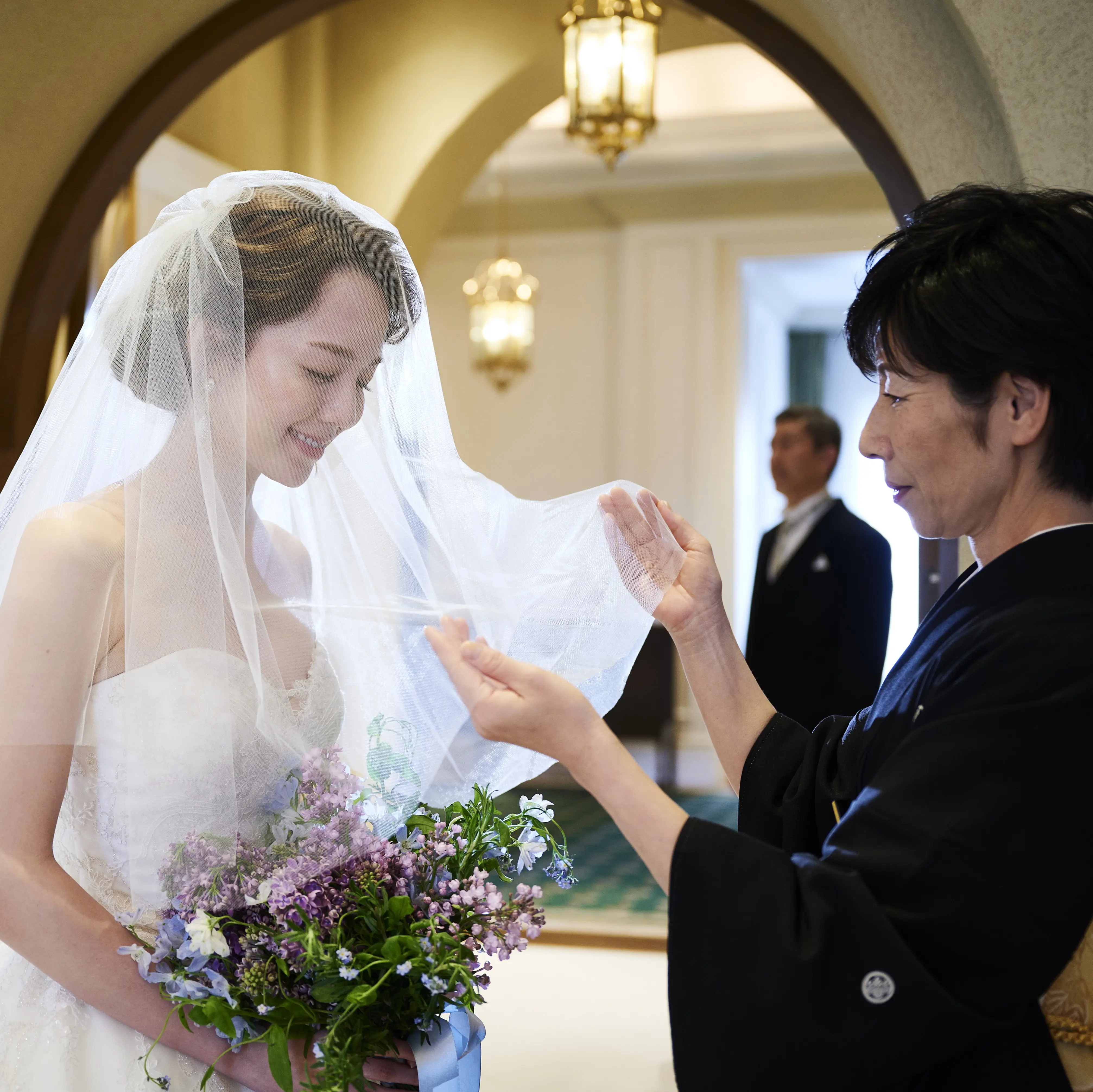 【自然光が差し込む独立型チャペル】＊ふたりの誓いとともに祝福の鐘が鳴り響く