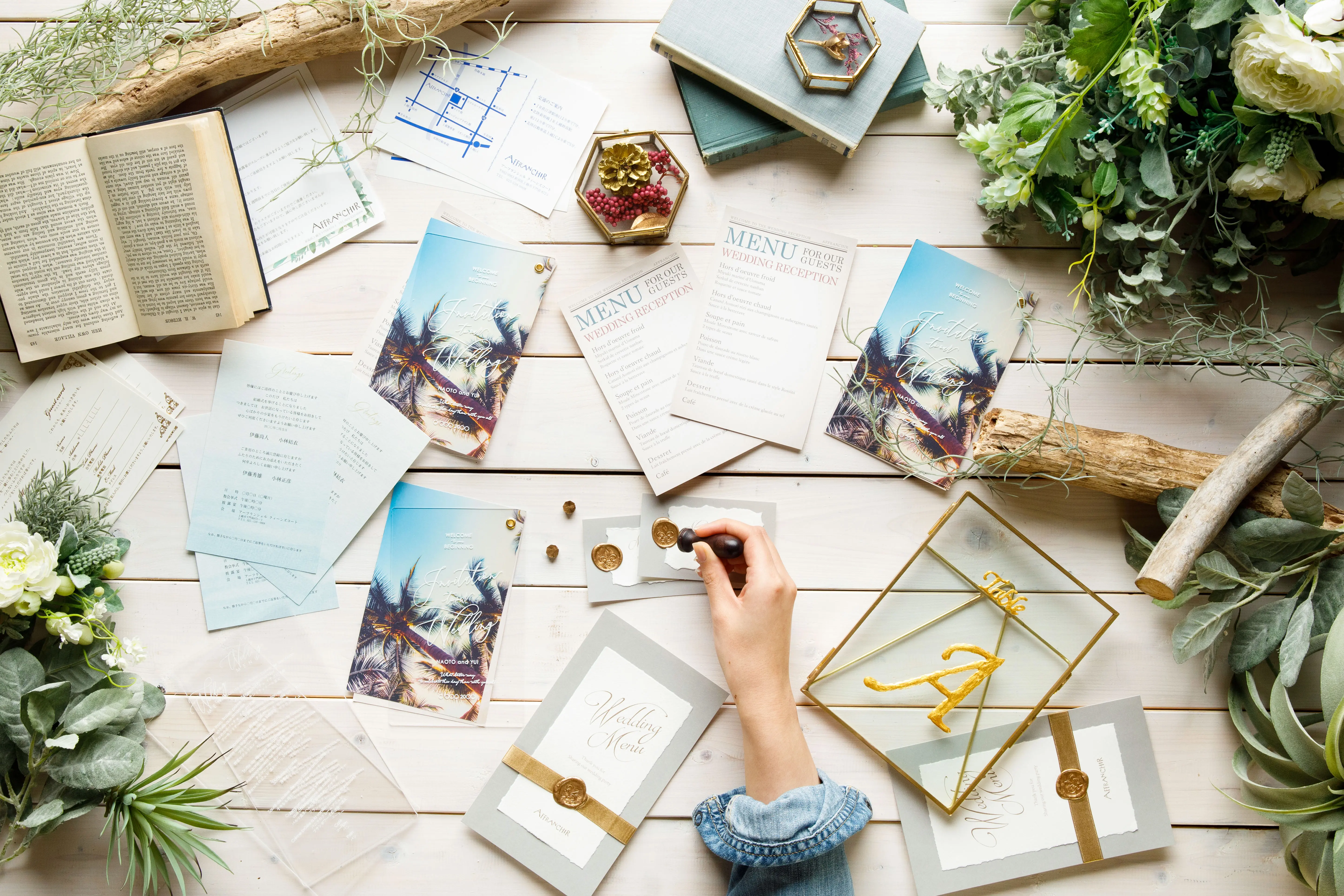 こだわりの装花やペーパーアイテムがおしゃれ！テーブルコーディネートも自分の好きな色に飾ろう♪