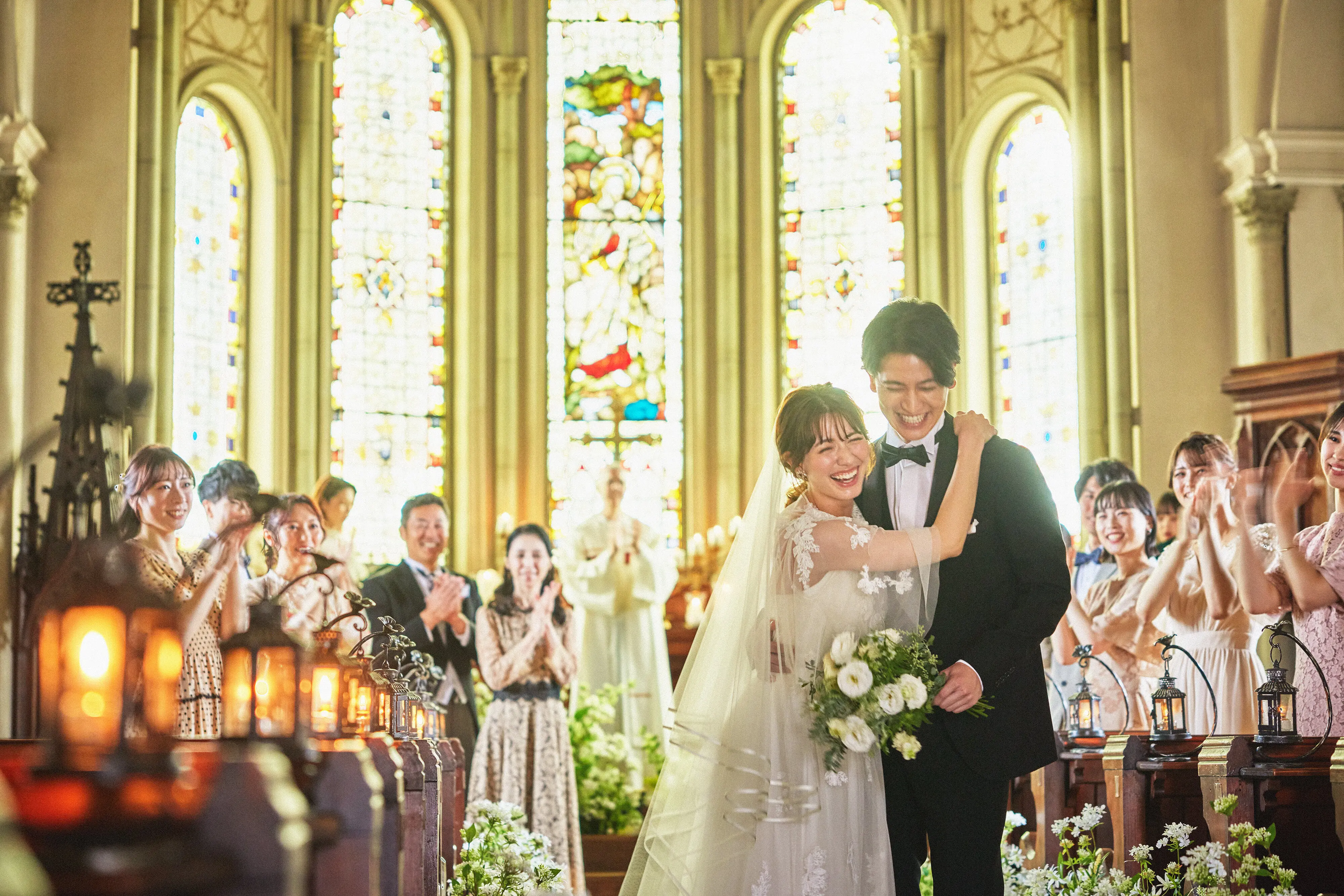 ＼純白のウェディングドレスが映える／静岡県エリア唯一のステンドグラスがある本格大聖堂！