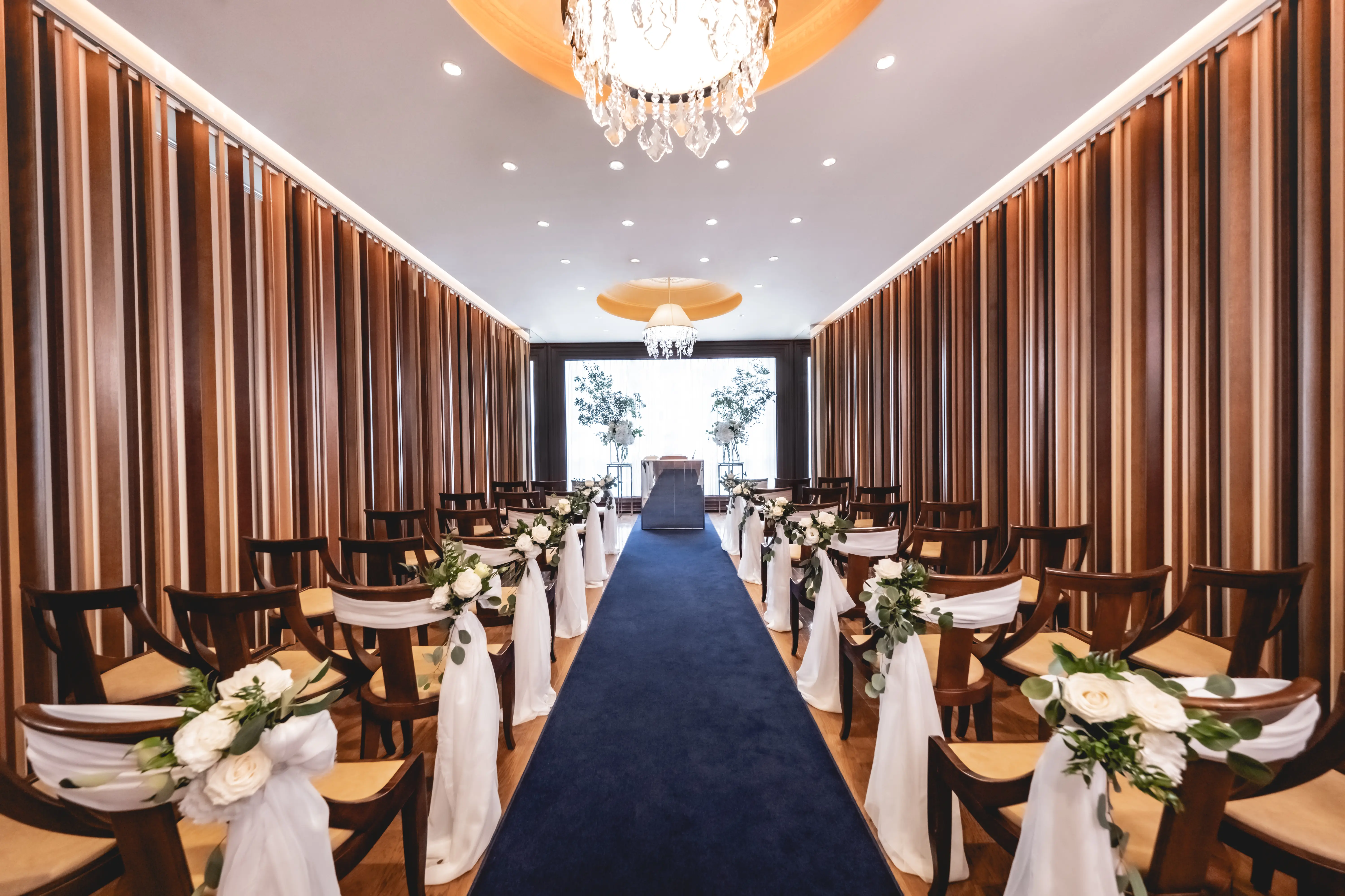 道庁赤れんが庁舎前ロケーション　木を使った温もりを感じる雰囲気と 会場の窓から見える景色が素敵！