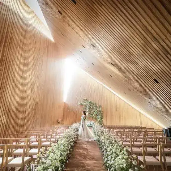あの隈研吾氏が設計！「森の光教会」が美しすぎると話題。アート空間での挙式体験を、最新フェアでチェック