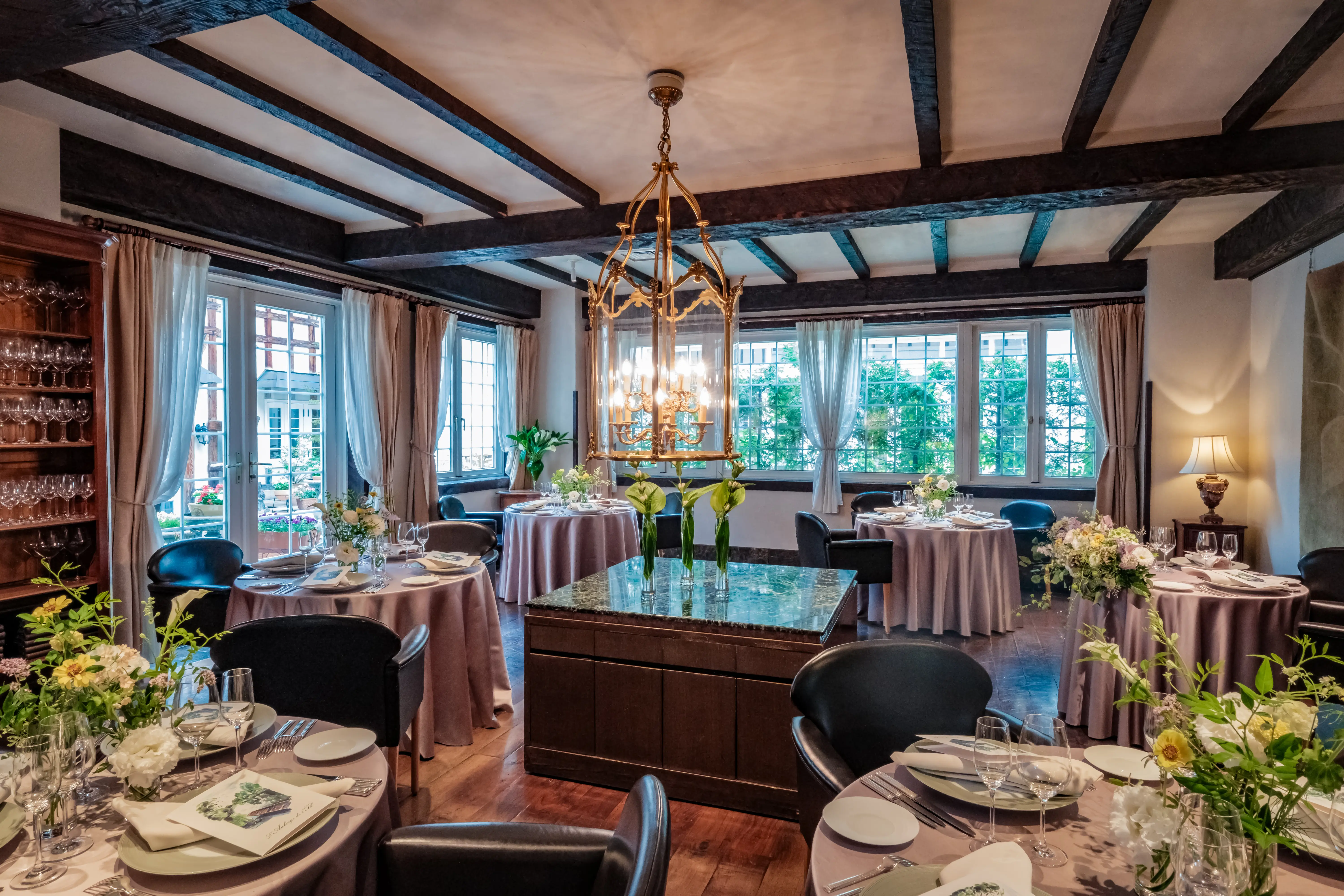 映画に出てくるようなラグジュアリーな館内。アンティークの調度品が非日常を演出。