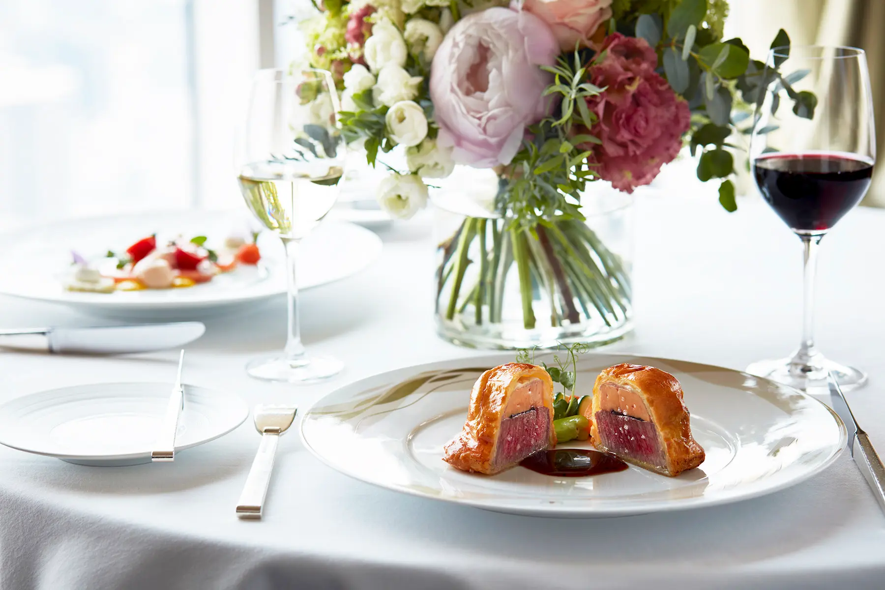 長きに渡りミシュランで星を獲得し続けたフランス本店。継承したお料理でおもてなし。