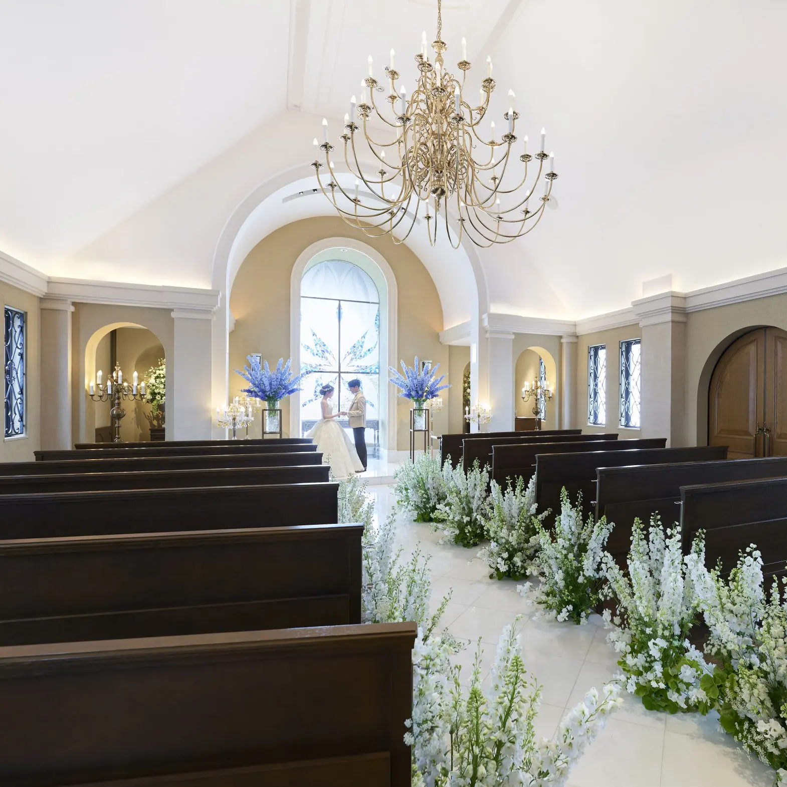 【自然光が差し込む独立型チャペル】＊ふたりの誓いとともに祝福の鐘が鳴り響く