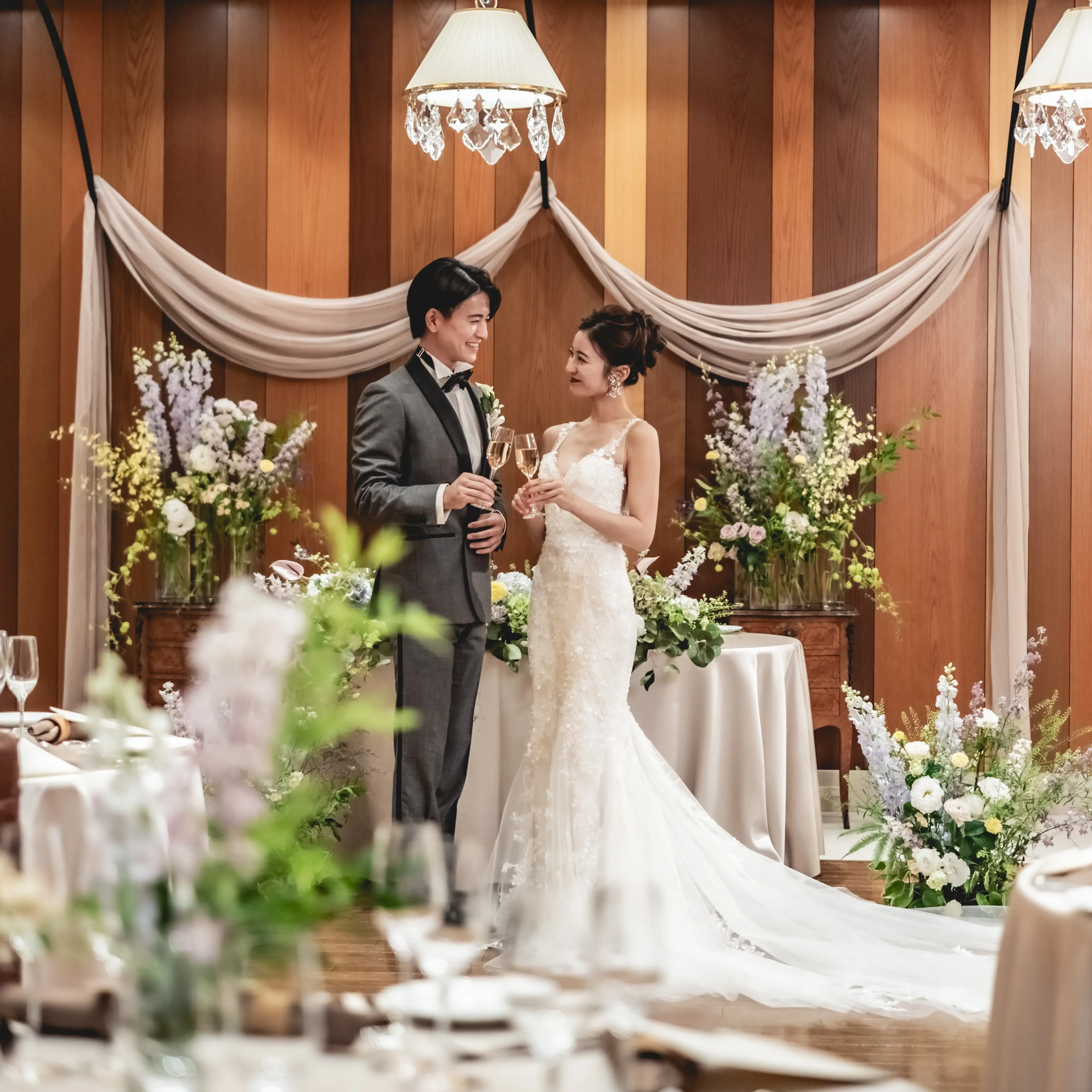 道庁赤れんが庁舎前ロケーション　木を使った温もりを感じる雰囲気と 会場の窓から見える景色が素敵！