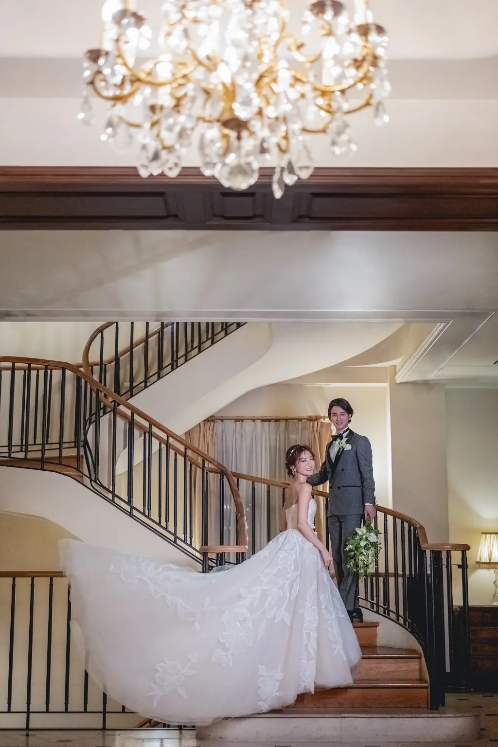 映画に出てくるようなラグジュアリーな館内。アンティークの調度品が非日常を演出。