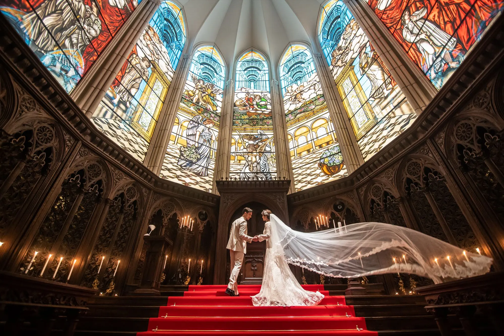 【本物のステンドグラスが彩る圧巻の大聖堂】荘厳なパイプオルガンの音色に包まれる記憶に残る瞬間を