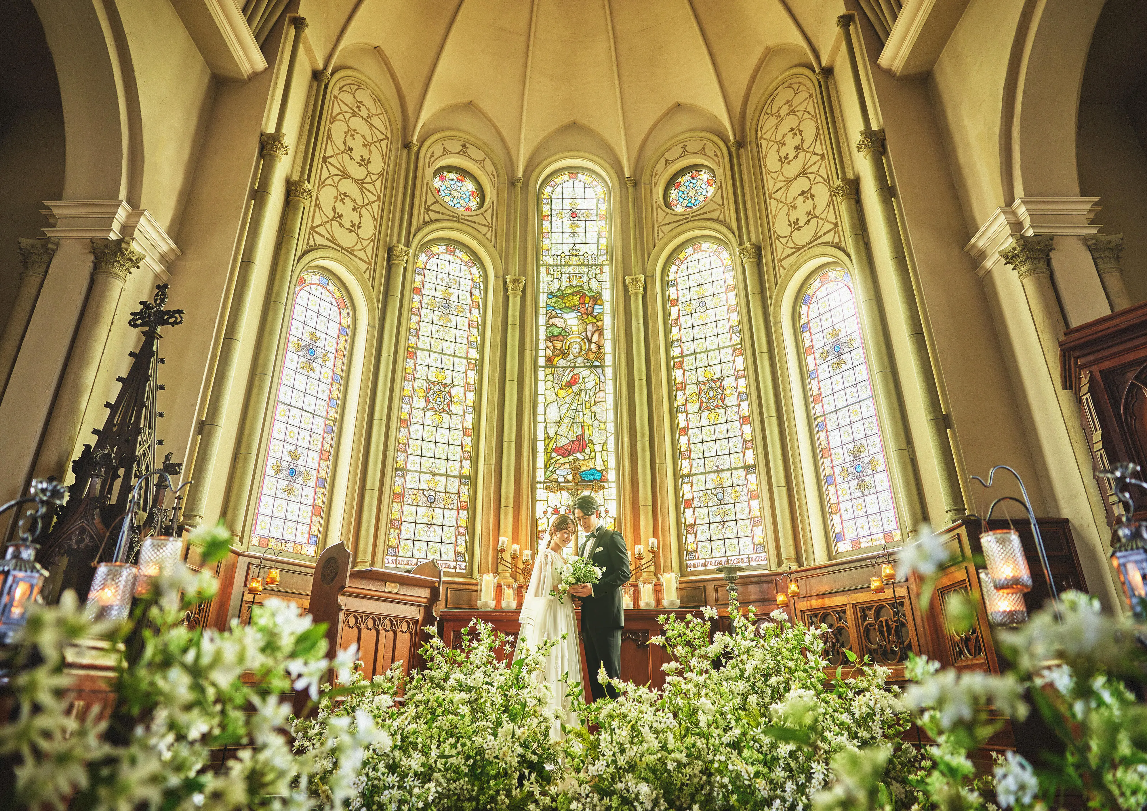 ＼純白のウェディングドレスが映える／静岡県エリア唯一のステンドグラスがある本格大聖堂！