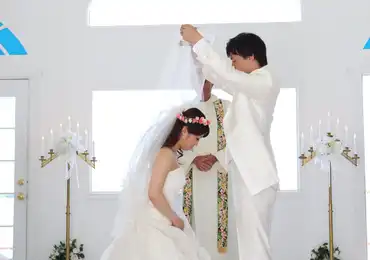 2人で揃って白の衣装で