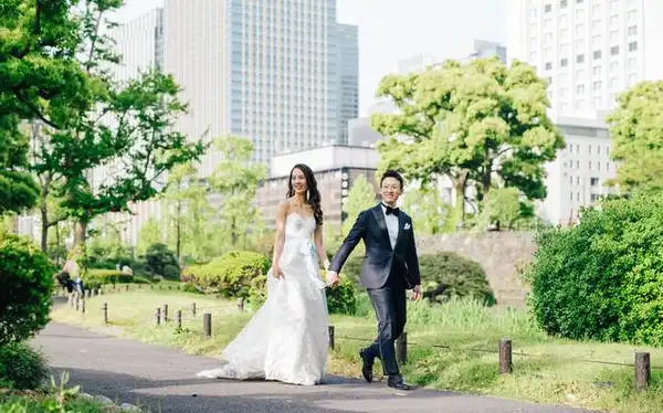 東京駅 皇居周辺でガーデンウェディング 緑あふれる結婚式場 みんなのウェディング