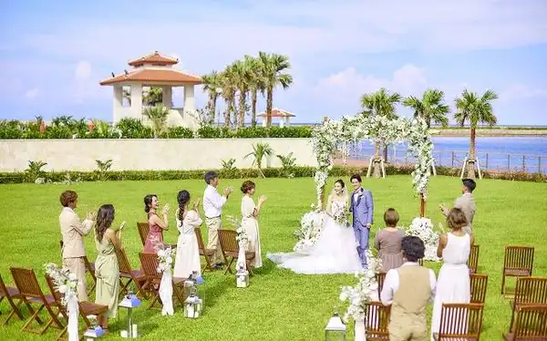 沖縄でガーデンウェディング 緑あふれる結婚式場 みんなのウェディング