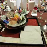 前菜。奥のオシドリの入れ物にも料理が！