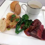 魚料理以外をプレートに乗せて