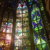 輝かしいステンドガラス。