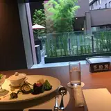 中庭を見ながら
