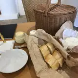 バケットには可愛くパンが入ってます